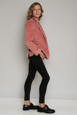 Outofbox modell Ingrid Isotamm roosas pintsakus